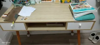 Escritorio madera y blanco