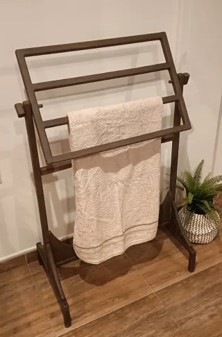 Toallero de madera para baño