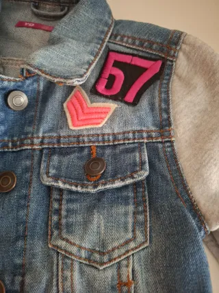 Cazadora vaquera con mangas grises