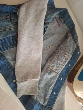 Cazadora vaquera con mangas grises