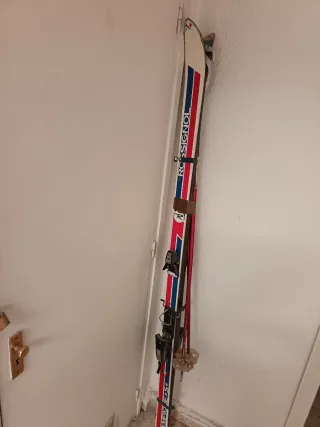 Esquís Rossignol y bastones, no envío, tres cantos