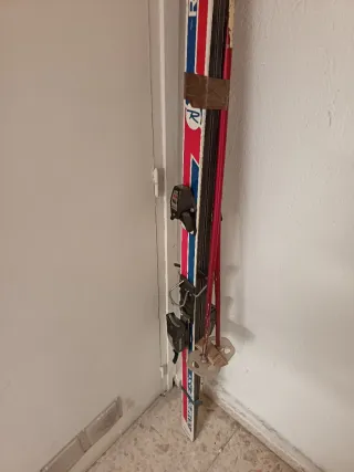 Esquís Rossignol y bastones, no envío, tres cantos