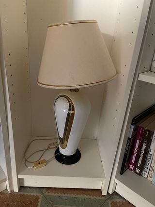 Lámpara de mesa blanca y dorada