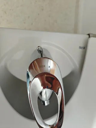 Bidé Roca sin usar con su grifo.