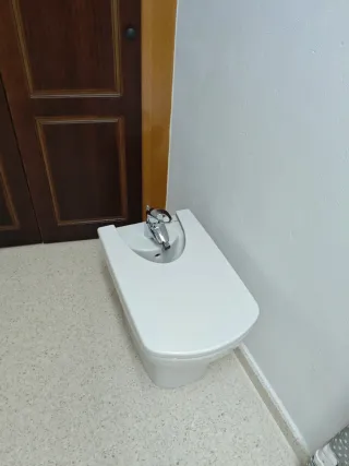 Bidé Roca sin usar con su grifo.