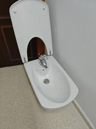 Bidé Roca sin usar con su grifo.