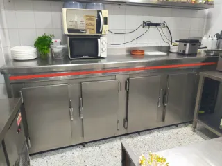 Refrigerador bajo mostrador 4 puertas