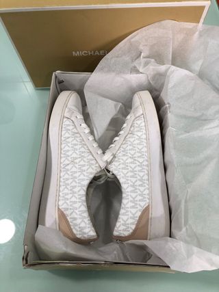 Tenis Michael Kors Beige y Blanco