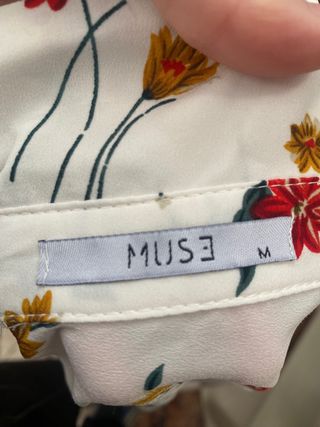 Blusa blanca con estampado floral rojo