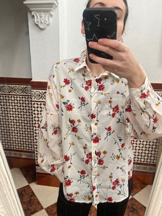 Blusa blanca con estampado floral rojo