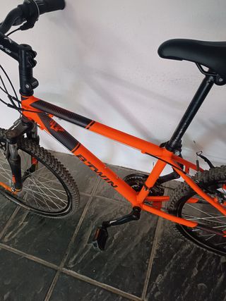 Bicicleta Btwin Naranja con ruedas de 24 pulgadas