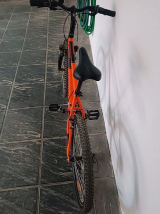 Bicicleta Btwin Naranja con ruedas de 24 pulgadas