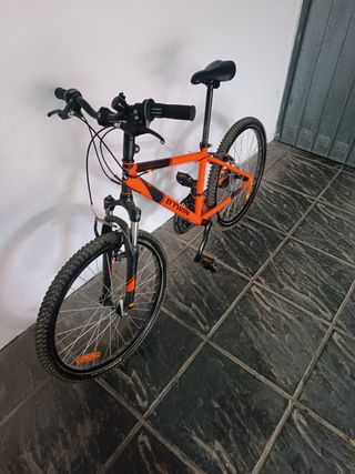Bicicleta Btwin Naranja con ruedas de 24 pulgadas