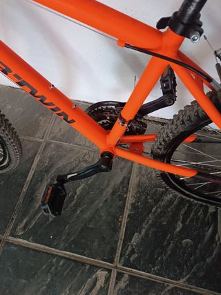 Bicicleta Btwin Naranja con ruedas de 24 pulgadas