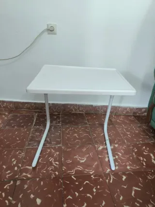 Mesa auxiliar plegable blanca