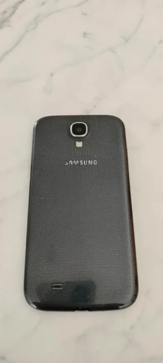 Teléfono Samsung Galaxy S4 sin cargador
