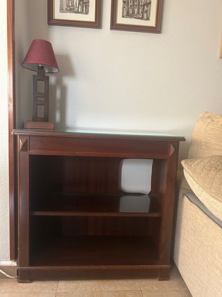 Mueble de madera y cristal para equipo de música