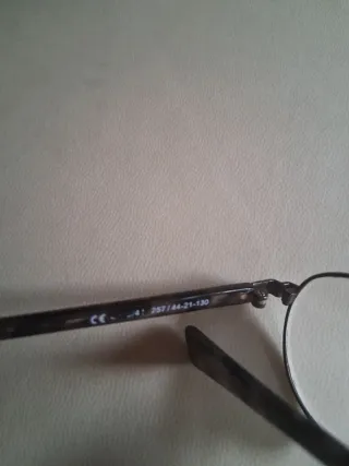 Gafas de metal, gris oscuro.