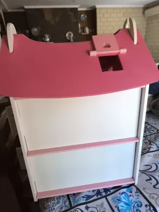 Casa de muñecas de madera rosa