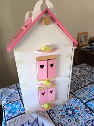 Casa de muñecas de madera rosa