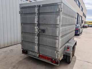 Remolque cerrado 1600 kg MMA