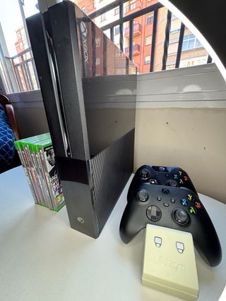 Xbox One Negra + 6 Juegos 2 mandos