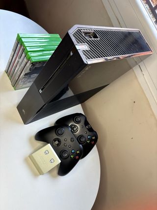 Xbox One Negra + 6 Juegos 2 mandos