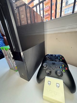 Xbox One Negra + 6 Juegos 2 mandos