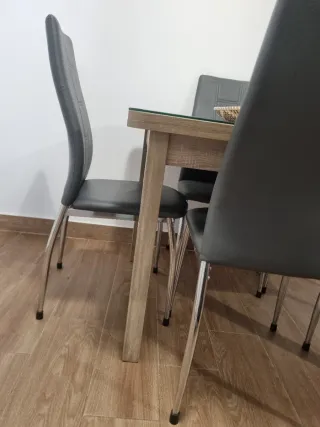 Mesa de comedor con 4 sillas