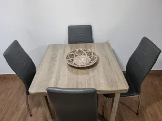 Mesa de comedor con 4 sillas