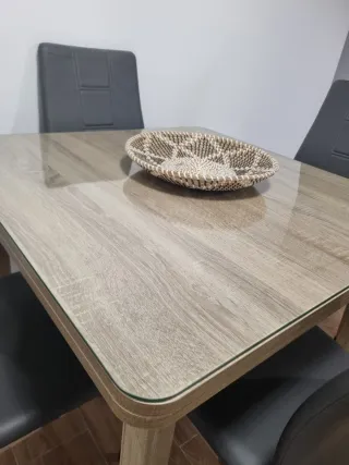 Mesa de comedor con 4 sillas