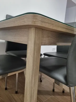Mesa de comedor con 4 sillas