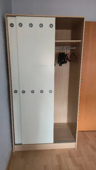 Armario corredero madera y blanco