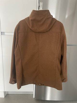 Chaqueta estilo trenca para hombre.