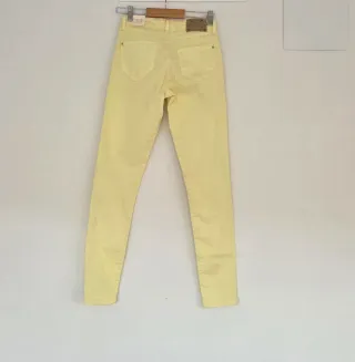 Pantalones pitillo Zara amarillo pastel T.34