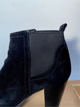 Botines de tacón de ante negro