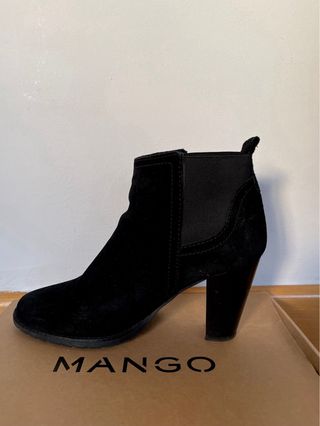 Botines de tacón de ante negro