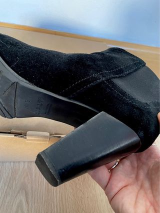 Botines de tacón de ante negro