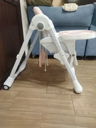 Trona de bebé rosa con estampado