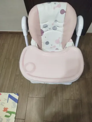 Trona de bebé rosa con estampado