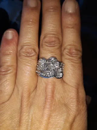 Anillo grande con brillantes