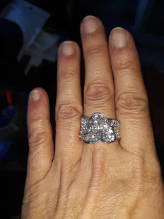 Anillo grande con brillantes