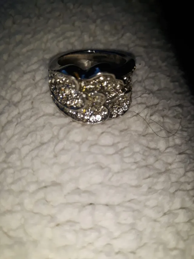 Anillo grande con brillantes