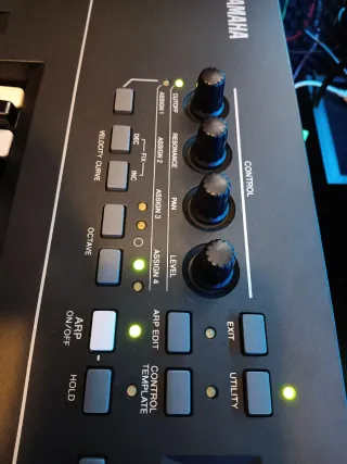 Teclado controlador MIDI Yamaha KX49