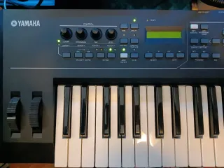 Teclado controlador MIDI Yamaha KX49