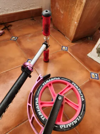 Patinete con ruedas grandes