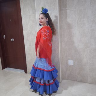 Traje de flamenca azul y rojo
