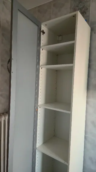 Mueble de baño plateado y cristal