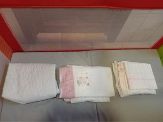 Cuna de viaje con colchón y sábanas