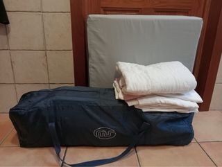 Cuna de viaje con colchón y sábanas